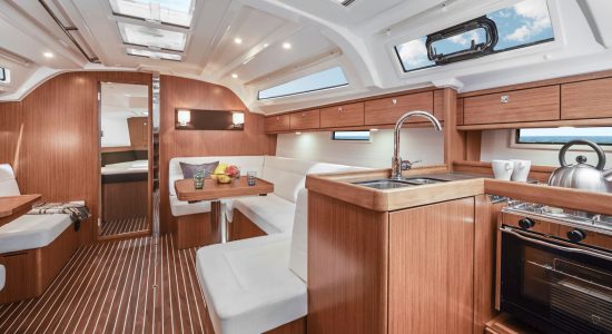 bavaria-sy-cruiserline-c41-slider1-c41_int_salon_pantry