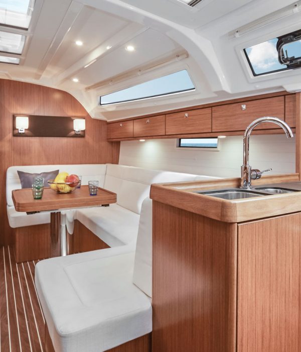 bavaria-sy-cruiserline-c41-slider1-c41_int_salon_pantry